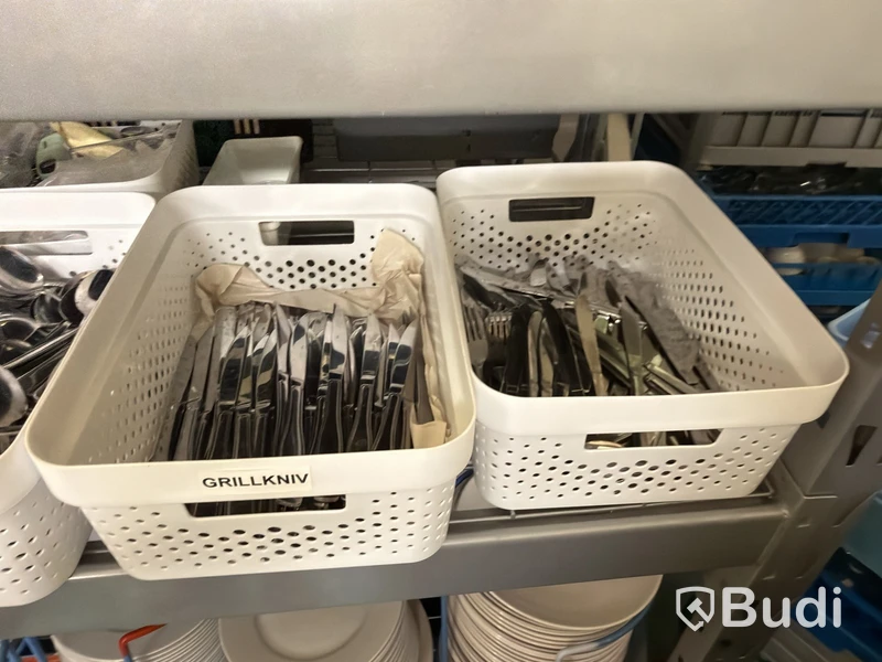 Stort parti serveringsartiklar för t.ex. catering - porslin, glas, kaffekannor, karaffer och bestick