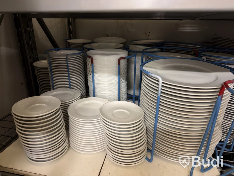 Stort parti serveringsartiklar för t.ex. catering - porslin, glas, kaffekannor, karaffer och bestick