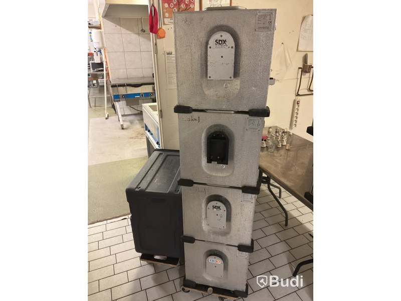 Mattransportboxar, fyra Thermobox och en Thermocase