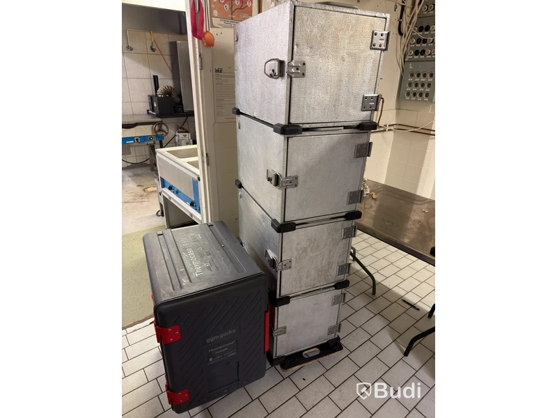 Mattransportboxar, fyra Thermobox och en Thermocase