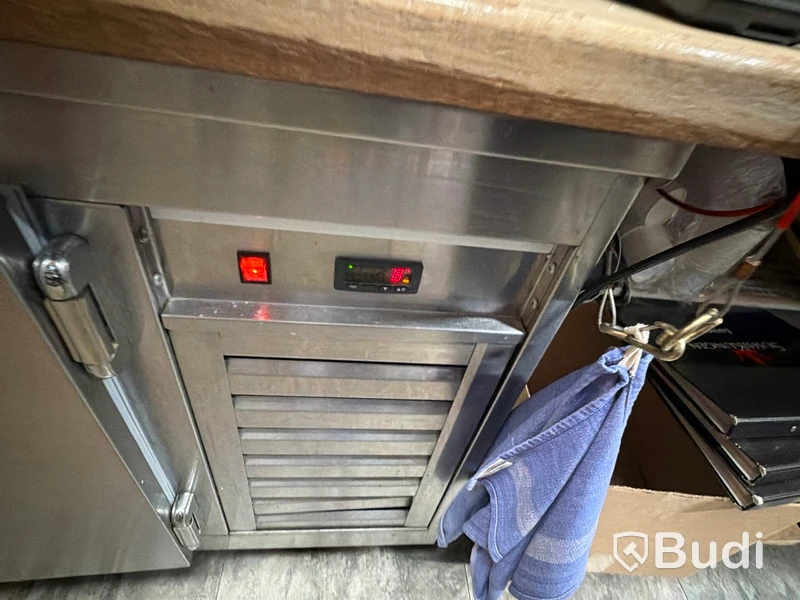 Refrigerated counter, two-door
