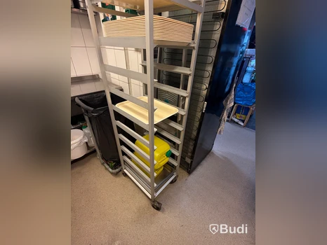 Tray trolley with tray slides