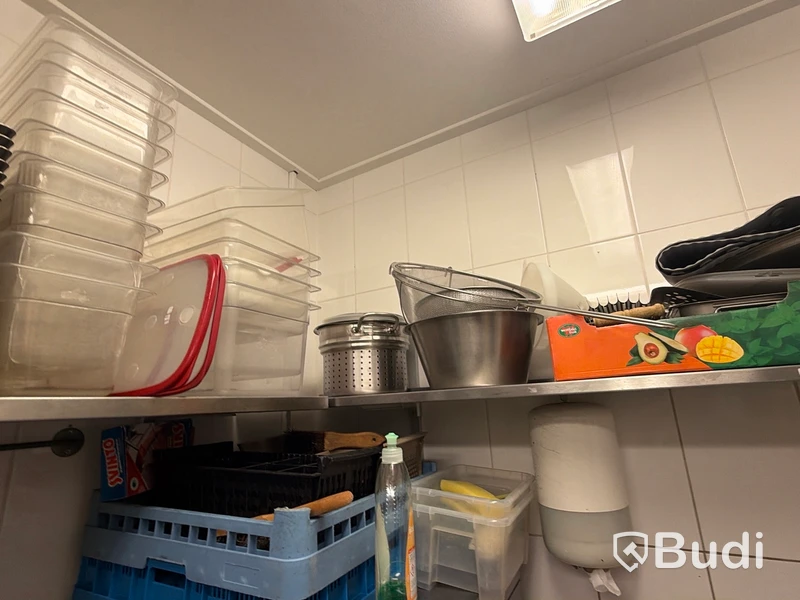 Miscellaneous kitchen utensils and consumables