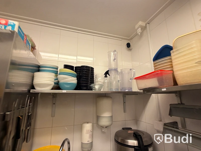 Miscellaneous kitchen utensils and consumables