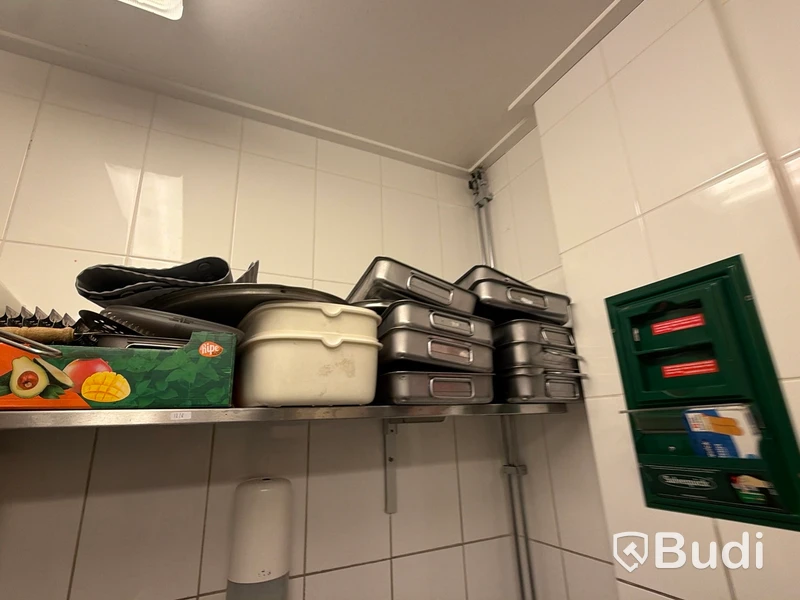 Miscellaneous kitchen utensils and consumables