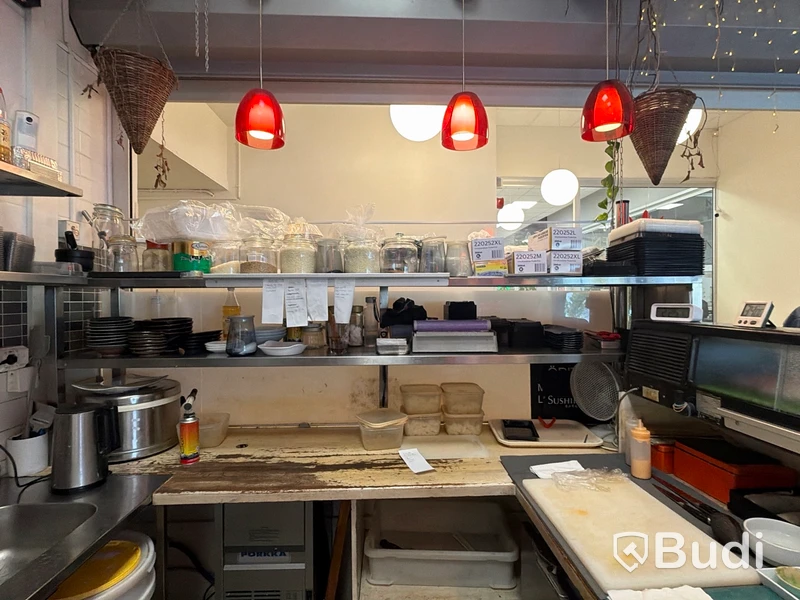 Miscellaneous kitchen utensils and consumables