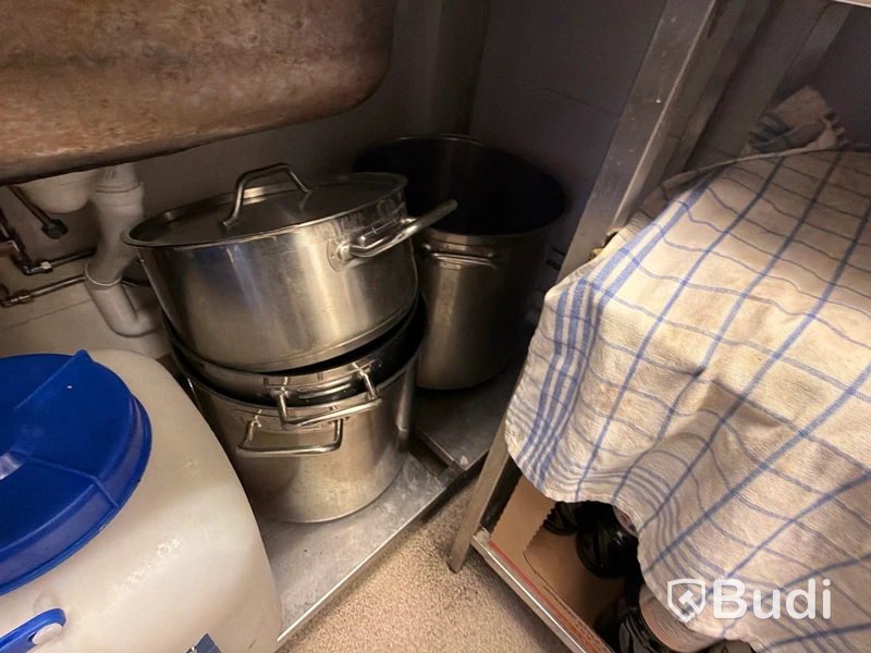 Miscellaneous kitchen utensils and consumables