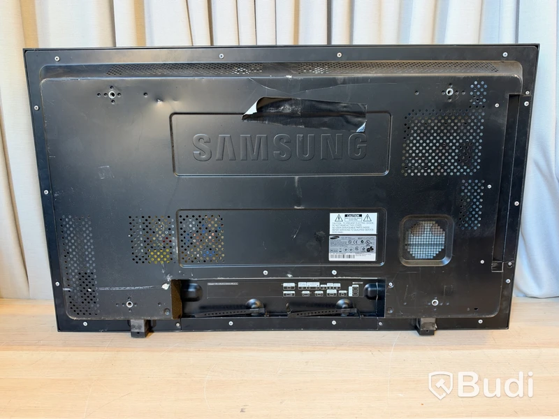 Amptown Cases flight case | 1 Samsung monitor | 125 x 47 x 89 cm