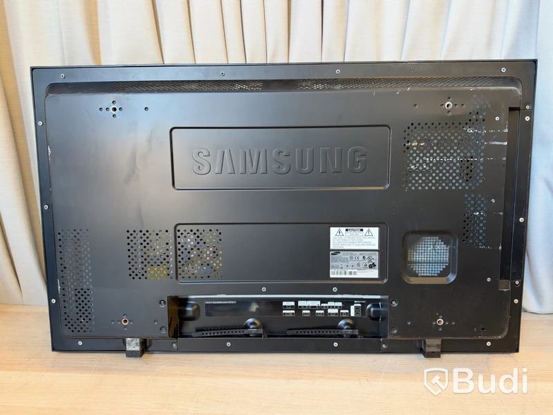 Amptown Cases flight case | 1 Samsung monitor | 125 x 47 x 89 cm