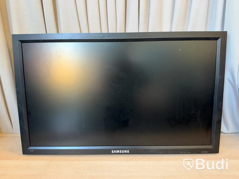 Amptown Cases flight case | 1 Samsung monitor | 125 x 47 x 89 cm