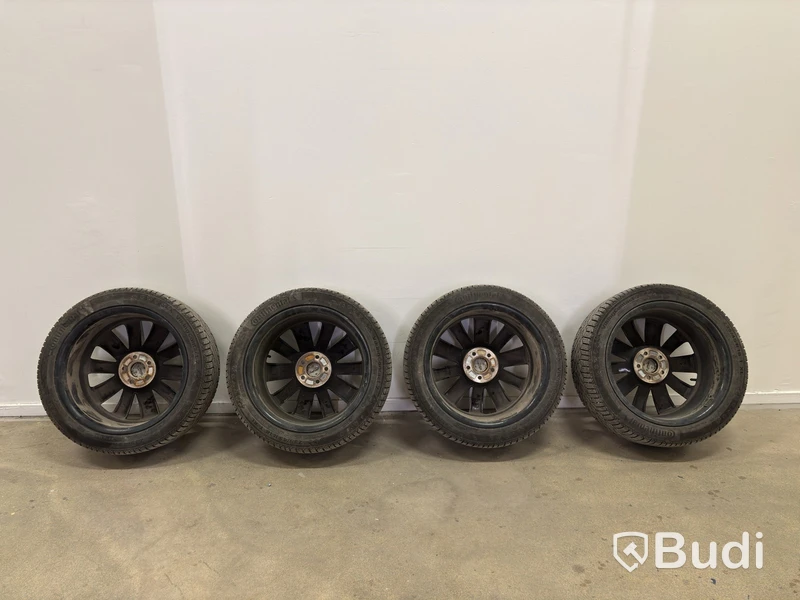 4 st. Vinterhjul Continentals, 235/45 R18 98T, odubbade