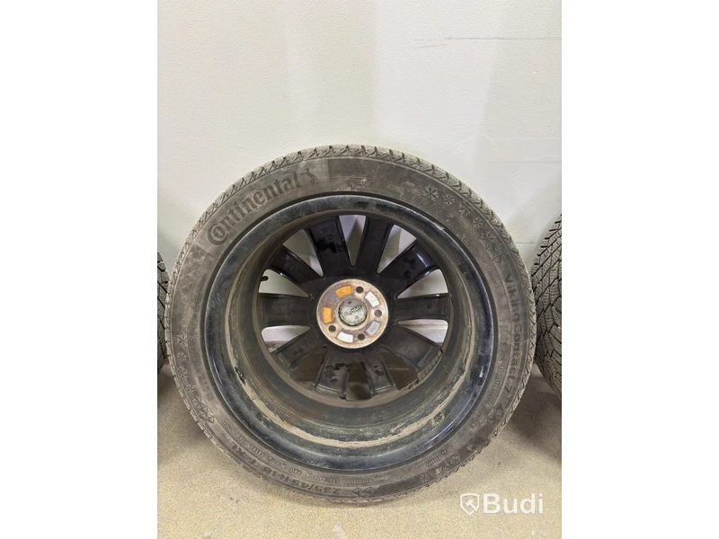 4 st. Vinterhjul Continentals, 235/45 R18 98T, odubbade