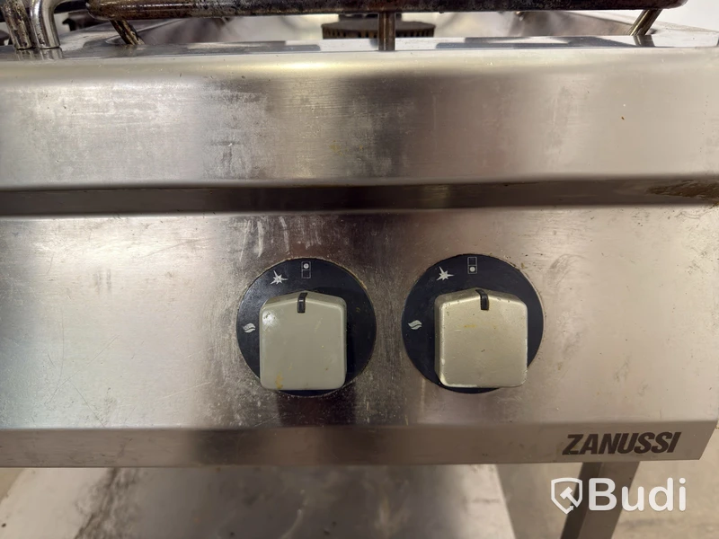 Zanussi gas range, four burners with undershelf