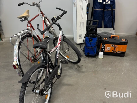 Blandparti med cyklar, högtryckstvätt, batterimaskin m.m