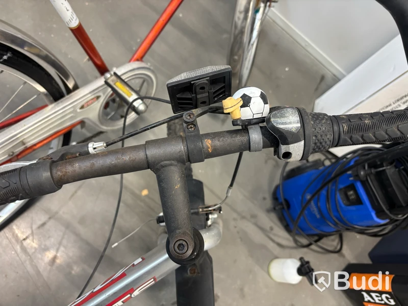 Mixed lot with bicycles, pressure washer, cordless power tool, etc.