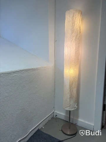 Golvlampa med cylindrisk skärm i papper