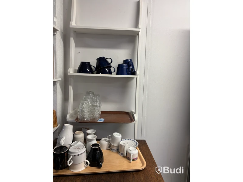 Servisparti, koppar, tallrikar och glas