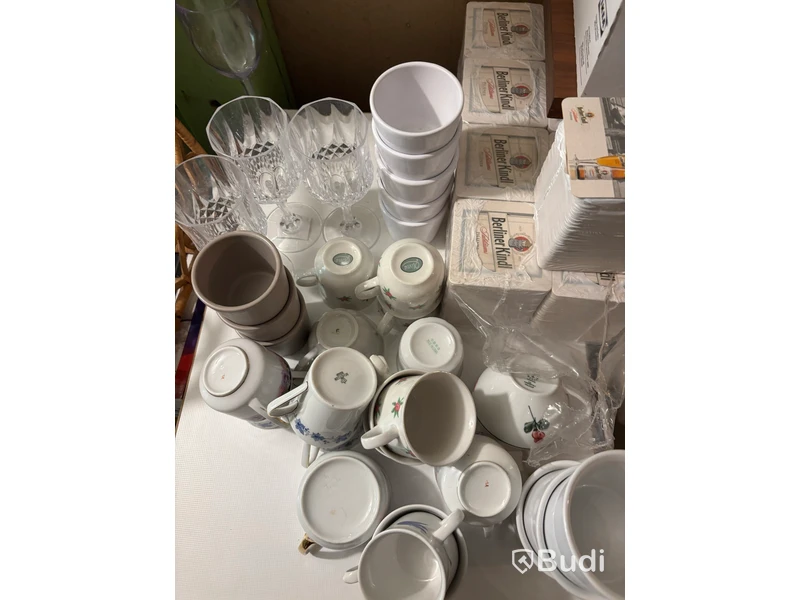 Servisparti, koppar, tallrikar och glas
