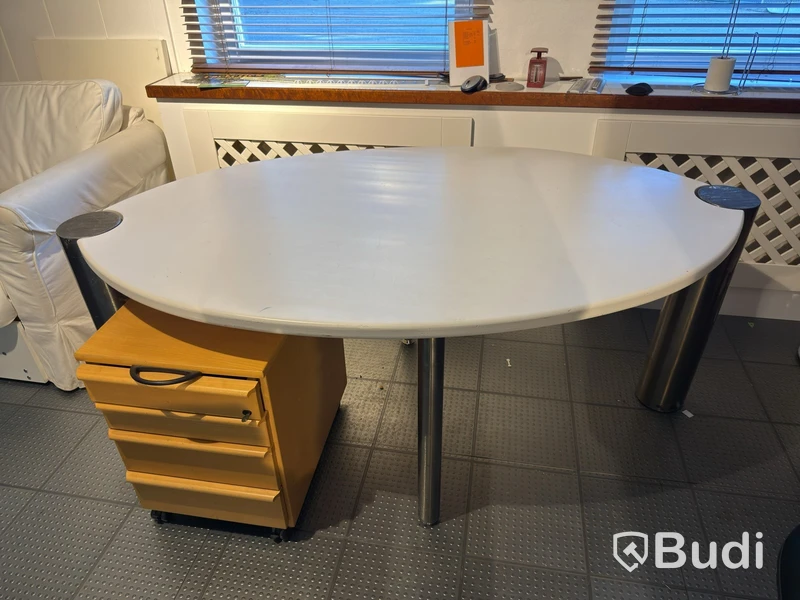 Desk incl. 2 office chairs and a drawer unit