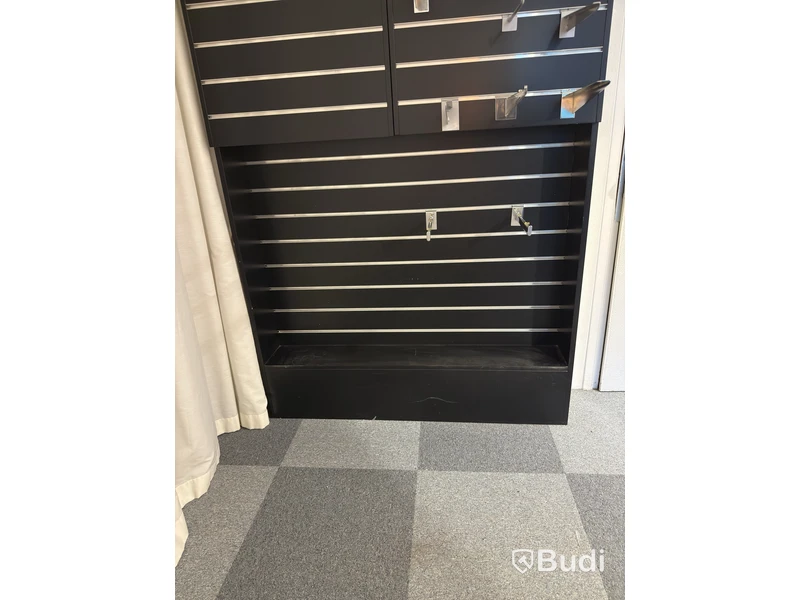 Skåp med spårpanel