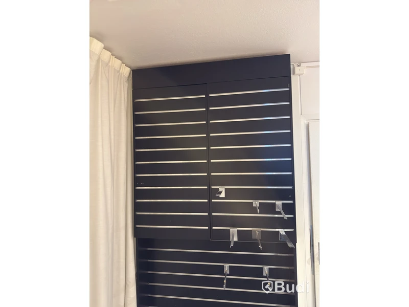 Skåp med spårpanel