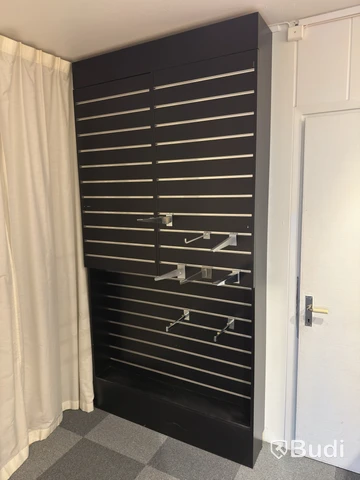 Skåp med spårpanel
