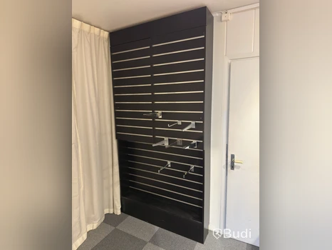 Skåp med spårpanel