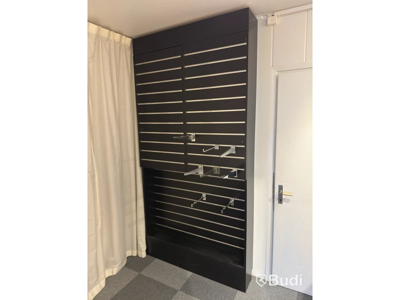 Skåp med spårpanel