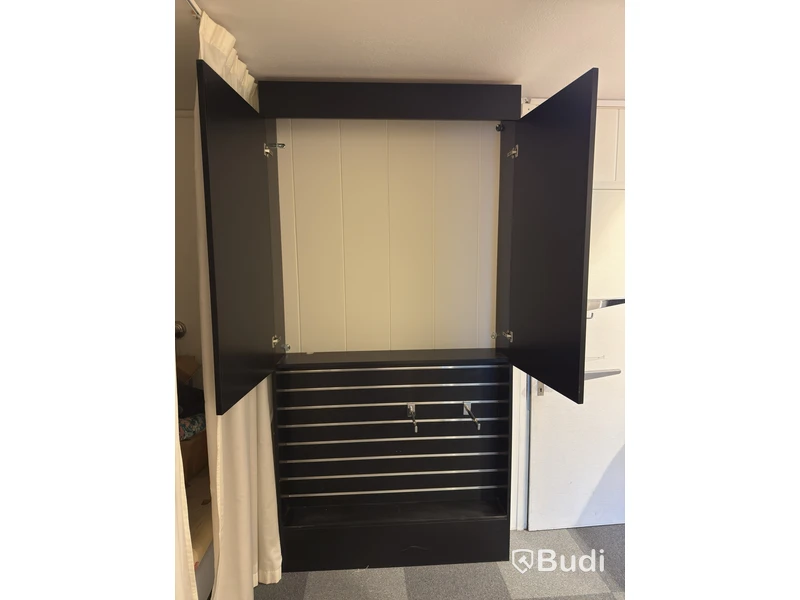 Skåp med spårpanel