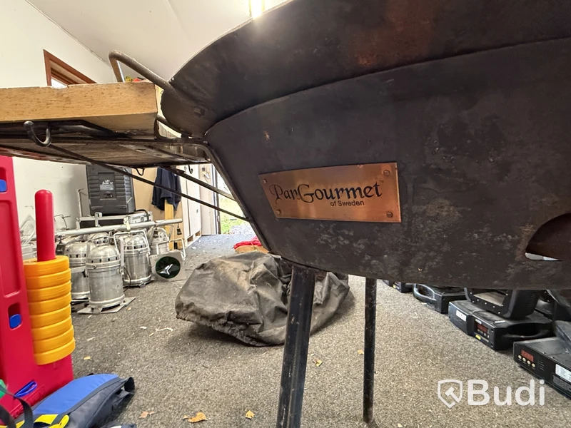 PanGourmet gas griddle, with lid and side shelves