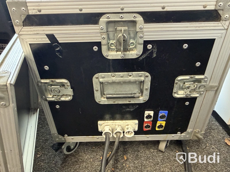 Sound equipment with speakers and cables