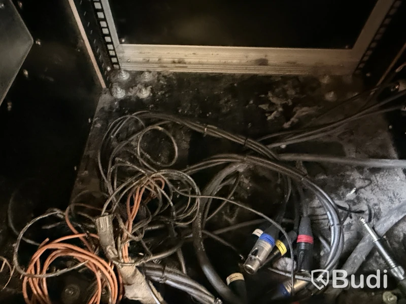 Sound equipment with speakers and cables