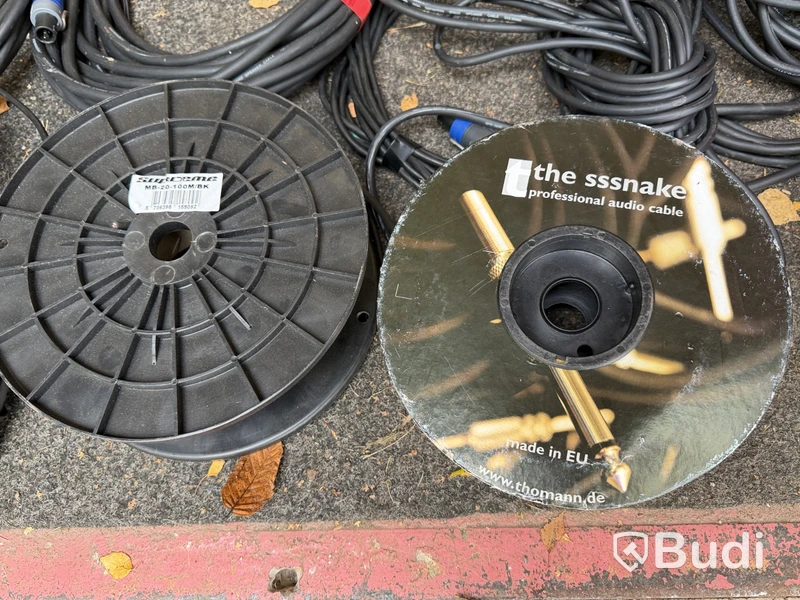 Sound equipment with speakers and cables