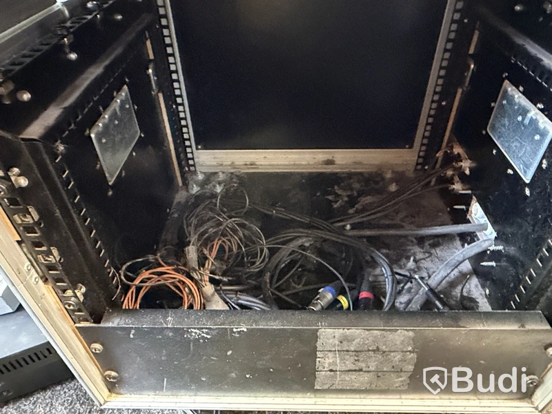 Sound equipment with speakers and cables