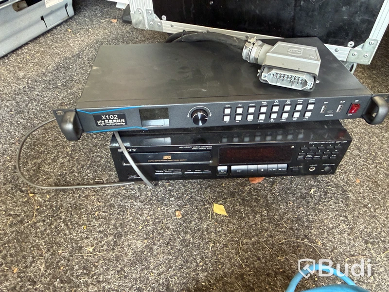 Sound equipment with speakers and cables