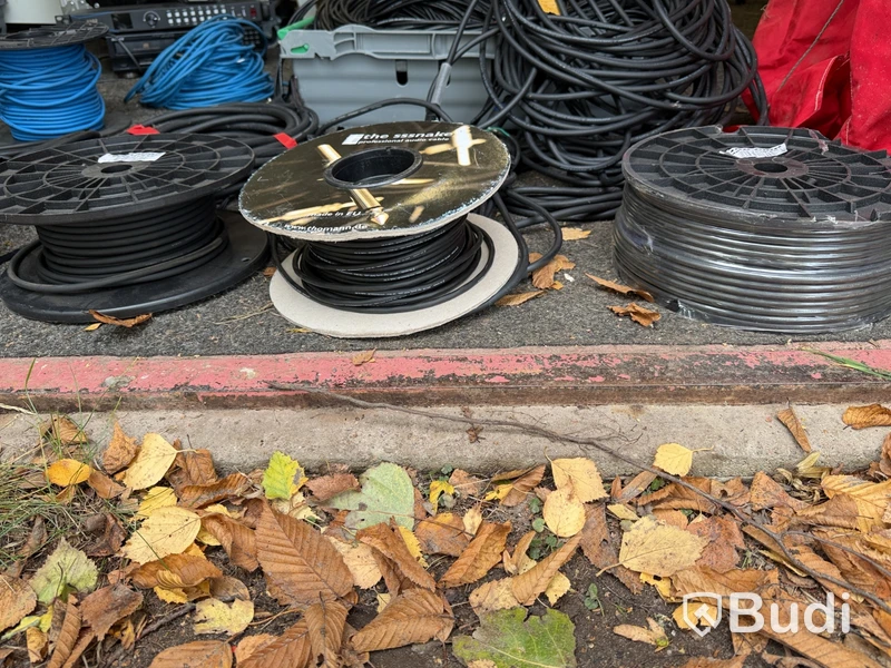 Sound equipment with speakers and cables