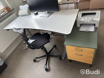 Höj- och sänkbart skrivbord inkl. kontorsstol och hurts