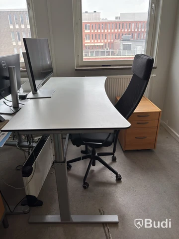 Höj- och sänkbart skrivbord Linak inkl. Kontorsstol och hurts