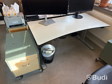 Höj- och sänkbart skrivbord inkl. kontorsstol och hurts
