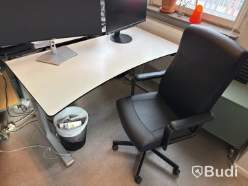 Höj- och sänkbart skrivbord inkl. kontorsstol och hurts