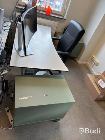 Höj- och sänkbart skrivbord Ikea inkl. kontorsstol och 2 st. hurts