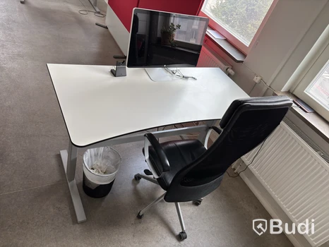 Höj- och sänkbart skrivbord inkl. kontorsstol