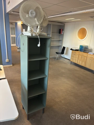 3 st. Förvaringsskåp med hyllor och lådor inkl. 2 st. Fläktar