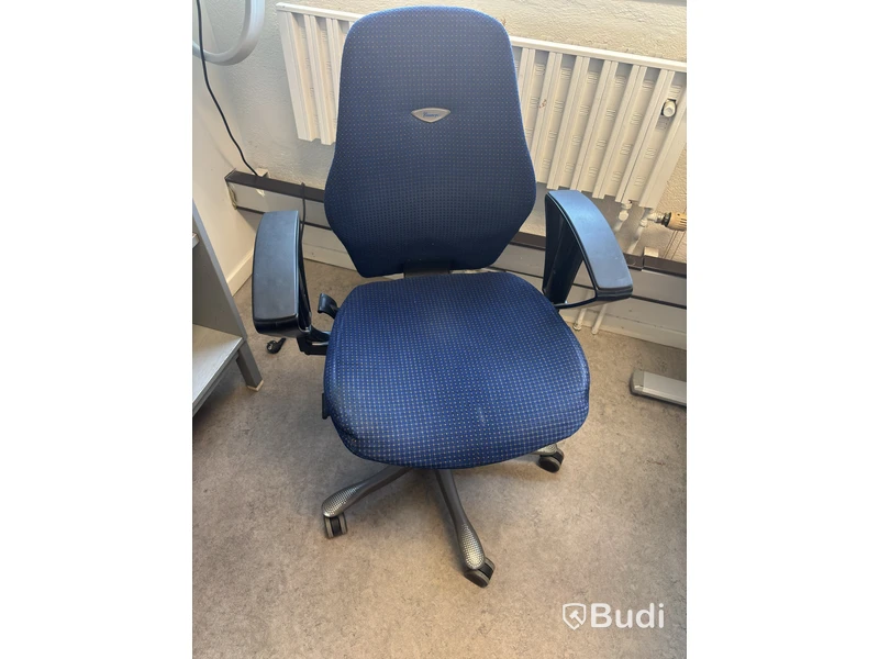 Höj- och sänkbart skrivbord inkl. kontorsstol kinnarps