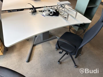 Höj- och sänkbart skrivbord inkl. kontorsstol