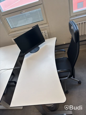 Höj- och sänkbart skrivbord inkl. Kontorsstol