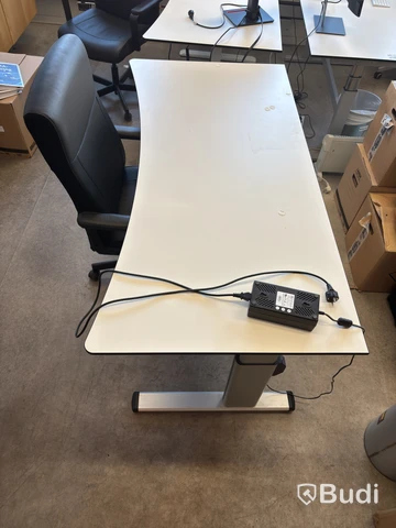 Höj- och sänkbart skrivbord inkl. kontorsstol