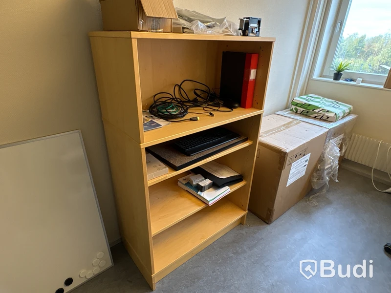 Kontorsmöbler, skrivbord, stolar och förvaring