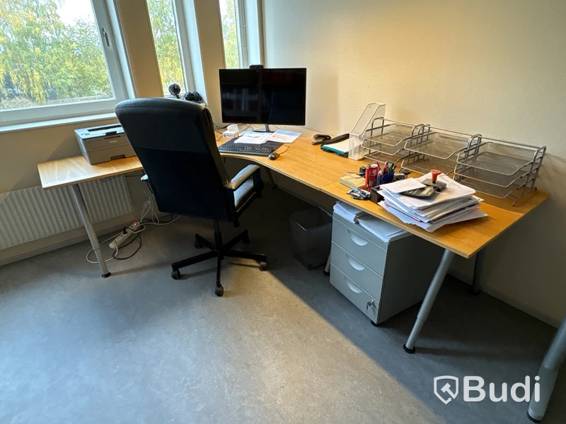 Kontorsmöbler, skrivbord, stolar och förvaring