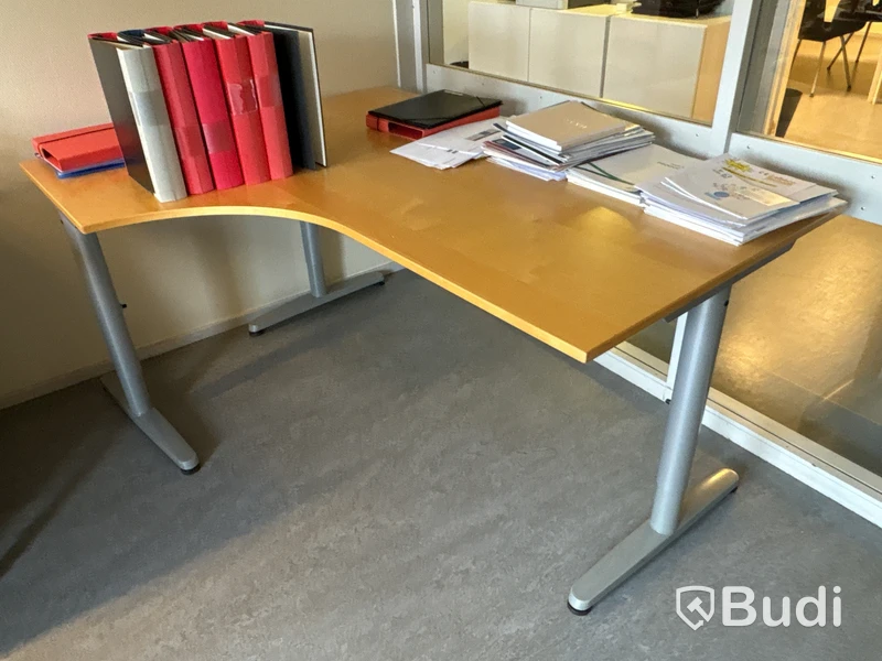 Kontorsmöbler, skrivbord, stolar och förvaring